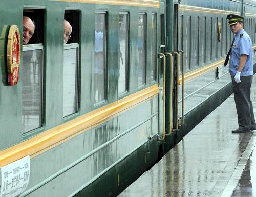 北京至莫斯科國際聯(lián)運(yùn)列車到達(dá)內(nèi)蒙古集寧車站(5月26日攝)。5月28日3時(shí)01分,K3次國際旅客聯(lián)運(yùn)列車安全駛離俄羅斯境內(nèi)第一站納烏什基站。至此,北京至莫斯科K3/4次國際旅客聯(lián)運(yùn)列車,已安全運(yùn)送超過120萬名中外旅客。 1960年5月24日,第一次由中國鐵路部門提供客車并擔(dān)當(dāng)乘務(wù)工作的北京-烏蘭巴托-莫斯科K3/4次旅客列車自北京開出。這是新中國成立后開行的第一趟涉外列車,也被稱為“中華第一車”。列車途經(jīng)中、蒙、俄三國,往返運(yùn)行15652公里,共計(jì)13個(gè)晝夜294小時(shí),是中國鐵路旅客列車運(yùn)行里程最長的列車。 50年來,北京鐵路客運(yùn)段國際聯(lián)運(yùn)車隊(duì)中俄乘務(wù)組的6個(gè)班組、150多名乘務(wù)人員,在這條上萬里的鐵路線上,為120多萬名中外旅客提供了熱情、周到的服務(wù),架起了中俄友誼的橋梁。新華社記者 唐召明 攝