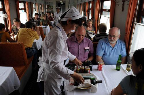 這是運(yùn)行中的列車餐車(5月26日攝)。5月28日3時(shí)01分,K3次國際旅客聯(lián)運(yùn)列車安全駛離俄羅斯境內(nèi)第一站納烏什基站。至此,北京至莫斯科K3/4次國際旅客聯(lián)運(yùn)列車,已安全運(yùn)送超過120萬名中外旅客。 1960年5月24日,第一次由中國鐵路部門提供客車并擔(dān)當(dāng)乘務(wù)工作的北京-烏蘭巴托-莫斯科K3/4次旅客列車自北京開出。這是新中國成立后開行的第一趟涉外列車,也被稱為“中華第一車”。列車途經(jīng)中、蒙、俄三國,往返運(yùn)行15652公里,共計(jì)13個(gè)晝夜294小時(shí),是中國鐵路旅客列車運(yùn)行里程最長的列車。 50年來,北京鐵路客運(yùn)段國際聯(lián)運(yùn)車隊(duì)中俄乘務(wù)組的6個(gè)班組、150多名乘務(wù)人員,在這條上萬里的鐵路線上,為120多萬名中外旅客提供了熱情、周到的服務(wù),架起了中俄友誼的橋梁。新華社記者 唐召明 攝