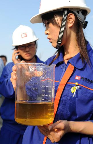 7月10日,內(nèi)蒙古巴彥淖爾市一家污水處理廠內(nèi),技術(shù)人員正在對排放的水樣例行檢測。新華社記者 張領(lǐng)攝