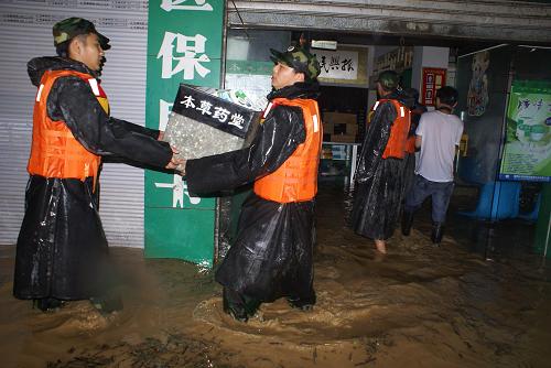 7月10日凌晨,道真縣民兵應(yīng)急分隊(duì)在幫助群眾搶救物資。新華社發(fā)(韓克超攝)