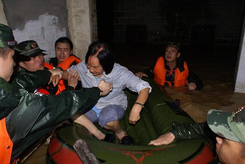7月10日凌晨,武警戰(zhàn)士在道真縣營(yíng)救受困群眾。新華社發(fā)(韓克超攝)