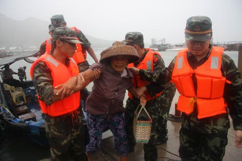7月16日下午,海南三亞邊防支隊(duì)與武警支隊(duì)官兵頂風(fēng)冒雨轉(zhuǎn)移群眾。新華社發(fā)(李柳清 攝)