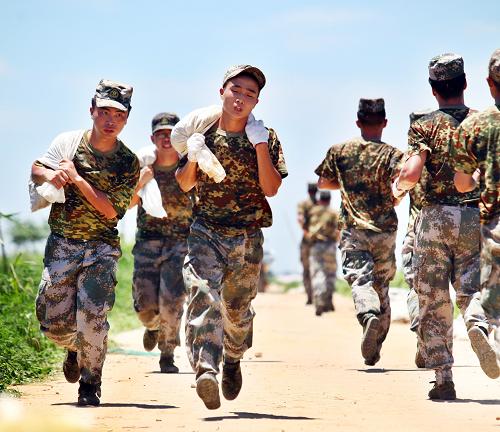 7月18日,解放軍戰(zhàn)士緊急搬運(yùn)沙石袋。新華社發(fā)(李濤淵 攝)