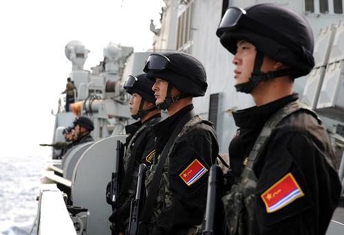 7月18日,在亞丁灣西部海域,中國(guó)海軍第五批護(hù)航編隊(duì)指揮艦“廣州”艦特戰(zhàn)隊(duì)員在分航儀式上列隊(duì)致意。當(dāng)日,在圓滿完成二次共同護(hù)航任務(wù)之后,中國(guó)海軍第五批和第六批護(hù)航編隊(duì)在這里舉行分航儀式。新華社記者劉春暉攝