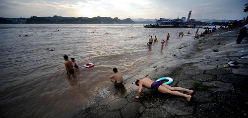 7月19日,湖北宜昌市民在長(zhǎng)江里游泳。7月19日14時(shí),三峽大壩上游來水流量達(dá)到66500立方米/秒,為今年入汛以來的最大洪峰。根據(jù)預(yù)測(cè),7月20日8時(shí),峰值接近70000立方米/秒的洪水將抵達(dá)三峽大壩,這是三峽工程建成后的首次大規(guī)模洪峰。目前三峽集團(tuán)公司正全力以赴,積極備戰(zhàn),應(yīng)對(duì)特大洪水考驗(yàn)。新華社發(fā)(劉曙松 攝)
