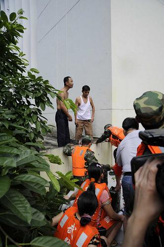 7月19日,武警官兵正在轉(zhuǎn)移受災(zāi)群眾。新華社記者 李橋橋攝