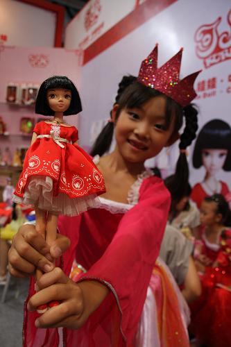 7月29日,一名女孩在玩具動(dòng)漫教育文化博覽會(huì)上展示玩偶。新華社發(fā)(郭海鵬 攝)