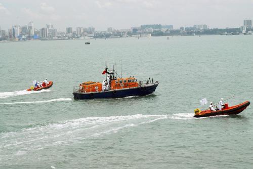 7月30日,南海救助局海上救助志愿分隊(duì)在瓊州海峽進(jìn)行救生艇駕駛演練。新華社發(fā)(彭桐 攝)