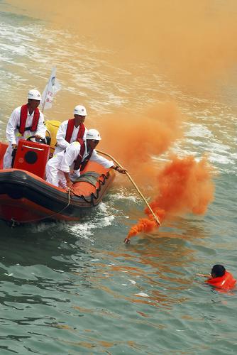7月30日,南海救助局海上救助志愿分隊(duì)在瓊州海峽進(jìn)行水上救生演練。新華社發(fā)(彭桐 攝)