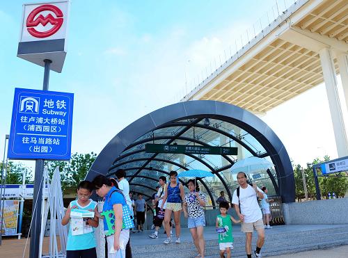 8月23日,游客走出世博園區(qū)軌道交通專(zhuān)用線(xiàn)世博大道站。截至8月22日,上海軌道交通13號(hào)線(xiàn)世博專(zhuān)線(xiàn)客運(yùn)總量突破1000萬(wàn)人次。作為世博園區(qū)內(nèi)唯一一條軌道交通專(zhuān)線(xiàn),世博專(zhuān)線(xiàn)連接浦東浦西園區(qū),承擔(dān)著輸送世博園內(nèi)觀(guān)光客流的重要任務(wù)。新華社記者 李百順 攝