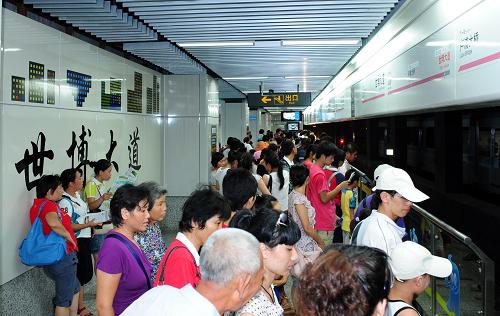 8月23日,游客在世博園區(qū)軌道交通專(zhuān)用線(xiàn)世博大道站候車(chē)。新華社記者 李百順 攝