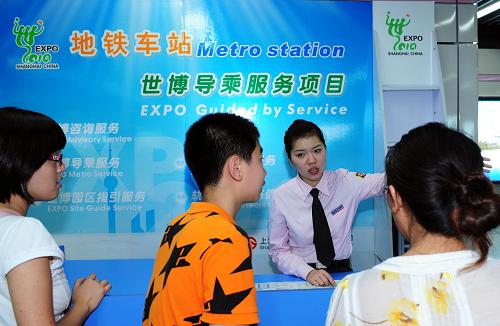 8月23日,世博園區(qū)軌道交通專(zhuān)用線(xiàn)工作人員為游客指路。新華社記者 李百順 攝
