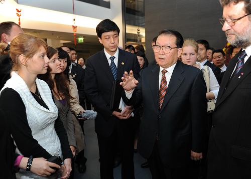 當(dāng)?shù)貢r間9月22日,中共中央政治局常委李長春在塔林出席塔林大學(xué)孔子學(xué)院揭牌儀式。這是揭牌儀式結(jié)束后,李長春與愛沙尼亞學(xué)生交談。新華社記者 馬占成 攝