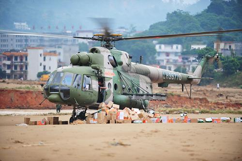 9月24日,軍用直升機(jī)向?yàn)?zāi)區(qū)投放餅干、純凈水、方便面等救災(zāi)物資。新華社記者 梁旭 攝