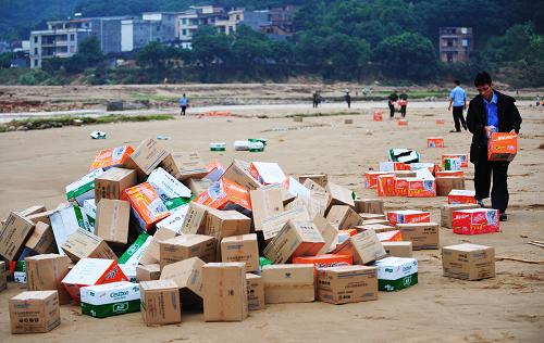 9月24日,馬貴鎮(zhèn)救災(zāi)人員在直升機(jī)離去后收集搬運(yùn)空投物資。新華社記者 梁旭 攝