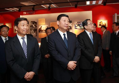 這是座談會前,習(xí)近平觀看浦東干部學(xué)院的黨性教育主題展覽。新華社記者劉衛(wèi)兵攝
