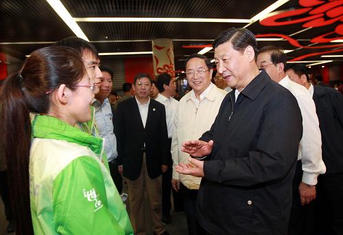 這是9月26日,習(xí)近平在世博園中國館內(nèi)設(shè)立的志愿者服務(wù)站,親切看望參與志愿服務(wù)人員。新華社記者劉衛(wèi)兵攝
