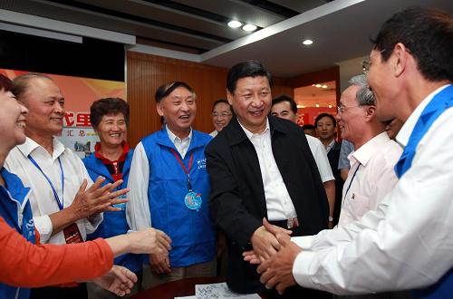 這是9月26日,習(xí)近平來到盧灣區(qū)五里橋社區(qū),了解基層黨建工作和黨員參加世博會志愿服務(wù)情況。新華社記者劉衛(wèi)兵攝