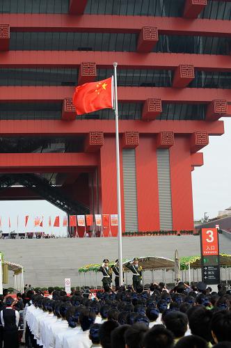 這是在世博園中國(guó)館前廣場(chǎng)舉行的國(guó)家館日升國(guó)旗儀式(10月1日攝)。當(dāng)日,上海世博會(huì)舉行中國(guó)國(guó)家館日活動(dòng)。新華社記者王建華攝