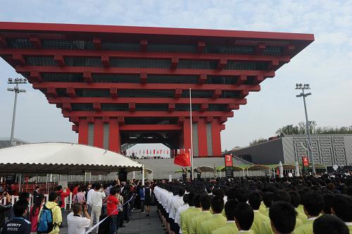 這是在世博園中國(guó)館前廣場(chǎng)舉行的國(guó)家館日升國(guó)旗儀式(10月1日攝)。新華社記者王建華攝