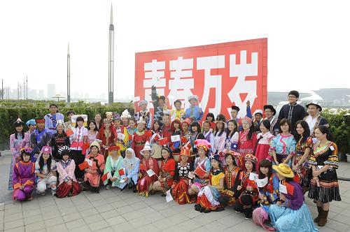 10月1日,在世博園浦西船塢廣場(chǎng),56個(gè)民族代表在參加升國(guó)旗儀式前合影。新華社記者郭磊攝