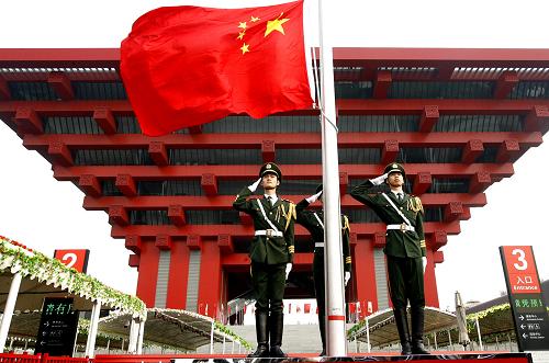 這是在世博園中國(guó)館前廣場(chǎng)舉行的國(guó)家館日升國(guó)旗儀式(10月1日攝)。新華社記者陳飛攝