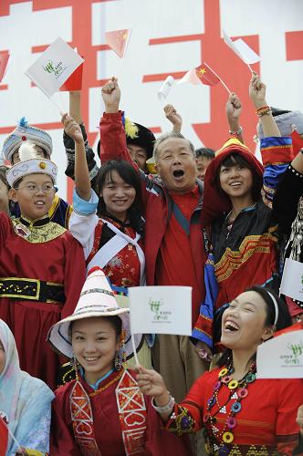 10月1日,在世博園浦西船塢廣場(chǎng),56個(gè)民族代表準(zhǔn)備參加升國(guó)旗儀式。新華社記者郭磊攝