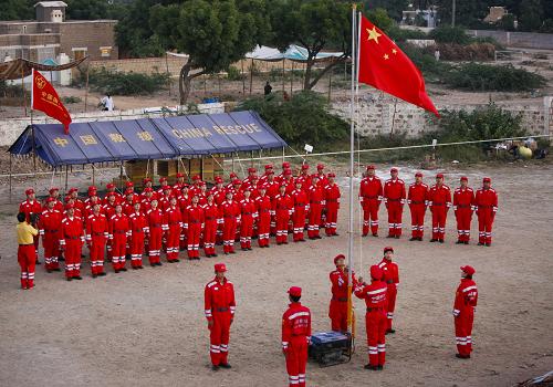 10月1日,在巴基斯坦南部受洪災(zāi)最嚴(yán)重的特達(dá)地區(qū),中國國際救援隊(duì)隊(duì)員在駐地舉行升國旗儀式。當(dāng)日,正在巴基斯坦執(zhí)行醫(yī)療救助任務(wù)的中國國際救援隊(duì)在駐地舉行升國旗儀式,慶祝中華人民共和國成立61周年。兩批中國國際救援隊(duì)隊(duì)員分別于8月27日和9月14日抵達(dá)巴基斯坦南部重災(zāi)區(qū)展開醫(yī)療救助。新華社記者周磊攝