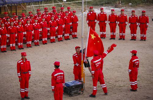10月1日,在巴基斯坦南部受洪災(zāi)最嚴(yán)重的特達(dá)地區(qū),中國國際救援隊(duì)隊(duì)員在駐地舉行升國旗儀式。新華社記者周磊攝
