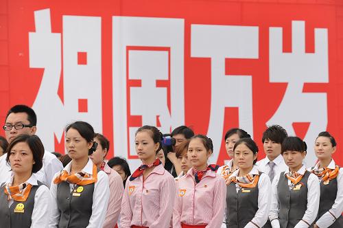 10月1日,職業(yè)青年代表在活動現(xiàn)場準備宣誓。新華社記者 楊光 攝