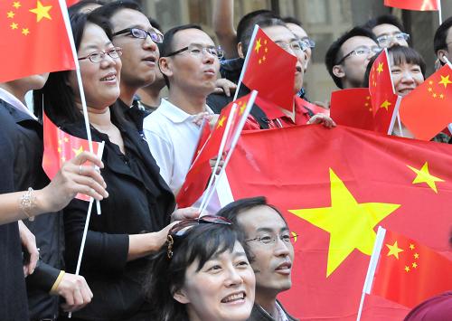 9月30日,在美國芝加哥市中心戴利廣場,芝加哥華人及中國留學(xué)生手持國旗參加國慶升旗典禮。當(dāng)日,芝加哥華人華僑及中國留學(xué)生數(shù)百人聚集在芝加哥市中心戴利廣場,參加在此舉行的國慶升旗儀式,慶祝中華人民共和國成立61周年。新華社發(fā)(蔣新彤?dāng)z)