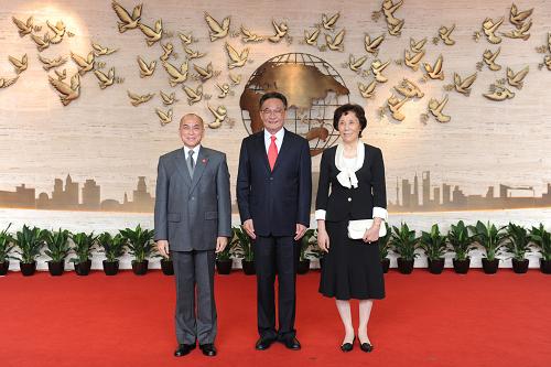 這是吳邦國夫婦與柬埔寨國王西哈莫尼合影。新華社記者 李濤攝