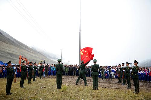 10月1日,各族群眾在玉樹藏族自治州結(jié)古鎮(zhèn)參加升旗儀式。當(dāng)日,青海玉樹災(zāi)區(qū)舉行升旗儀式,慶祝中華人民共和國(guó)成立61周年。新華社記者張宏祥攝