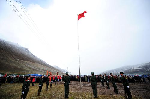 10月1日,各族群眾在玉樹藏族自治州結(jié)古鎮(zhèn)參加升旗儀式。新華社記者張宏祥攝