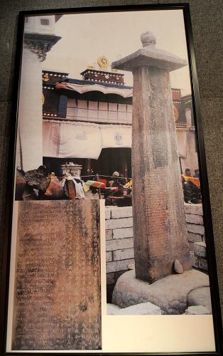 這是文物展上展出的拉薩大昭寺前唐蕃會盟碑的照片(10月1日攝)。新華社記者 覺果 攝
