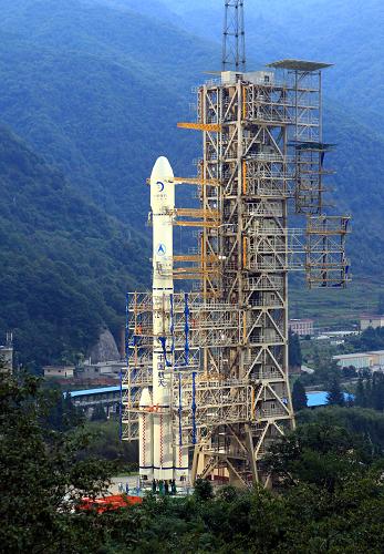 10月1日18時30分許,搭載著嫦娥二號衛(wèi)星的長征三號丙運(yùn)載火箭在西昌衛(wèi)星發(fā)射中心準(zhǔn)備點火發(fā)射。新華社記者李剛攝