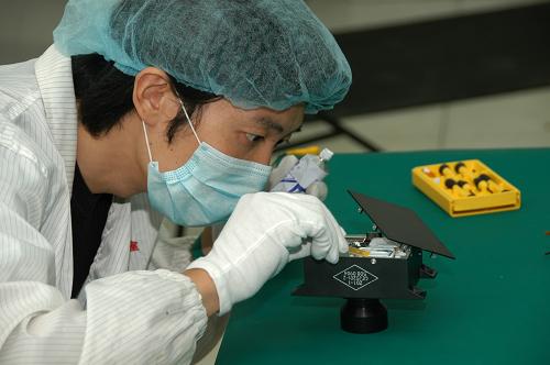 這是研制人員正在組裝嫦娥二號衛(wèi)星降落相機(jī)。新華社發(fā)
