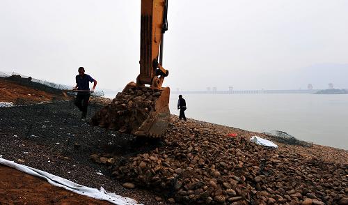 10月1日,工人在三峽大壩前進行邊坡治理,確保蓄水后水土不流失。新華社發(fā)(鄭家裕 攝)