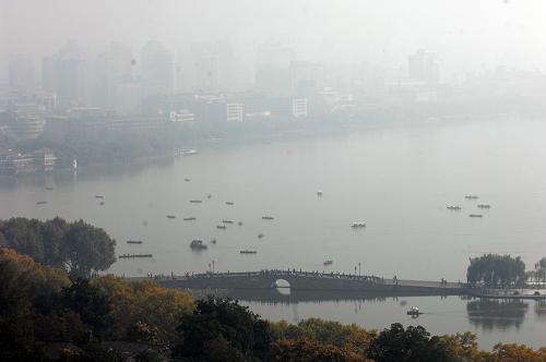 11月7日中午,杭州西湖景區(qū)與城區(qū)彌漫在濃厚的霧氣之中。新華社記者黃宗治攝