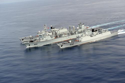 海軍第七批護航編隊在進行海上補給訓(xùn)練(11月6日攝)。11月6日,中國海軍第七批護航編隊在南中國海進行航行中編隊補給訓(xùn)練,“千島湖”綜合補給艦同時向“舟山”導(dǎo)彈護衛(wèi)艦和“徐州”導(dǎo)彈護衛(wèi)艦提供“補給”。新華社記者范軍威攝