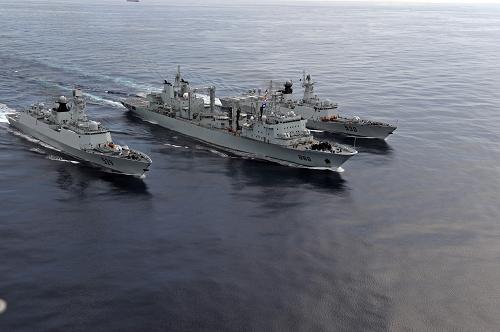 “舟山”導(dǎo)彈護衛(wèi)艦(左)進入補給位置(11月6日攝)。新華社記者范軍威攝