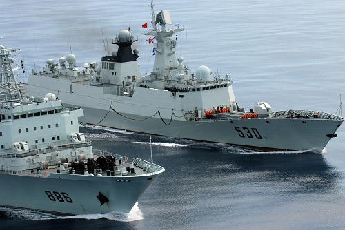 “千島湖”綜合補給艦(左)正向“徐州”導(dǎo)彈護衛(wèi)艦“補給油料”(11月6日攝)。新華社記者范軍威攝
