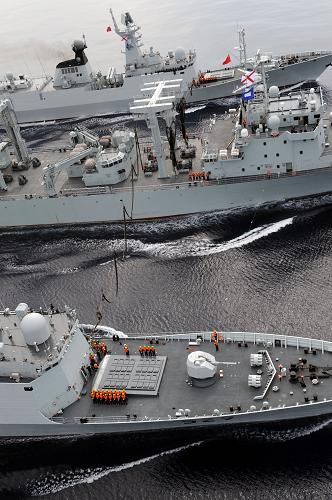 “千島湖”綜合補給艦同時為兩艘導(dǎo)彈護衛(wèi)艦“補給”(11月6日攝)。新華社記者范軍威攝