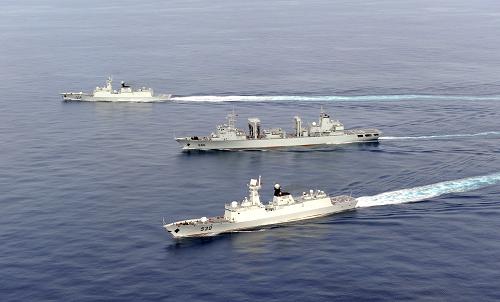 “補給”完成后,兩艘導(dǎo)彈護衛(wèi)艦脫離補給艦(11月6日攝)。新華社記者范軍威攝