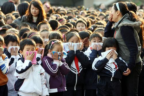 11月8日,江蘇省蘇州市敬文實(shí)驗(yàn)小學(xué)學(xué)生在老師指揮下參加消防演練。當(dāng)日,多地舉行消防演練及宣傳活動(dòng),迎接11月9日全國消防日。新華社發(fā)(華雪根 攝)