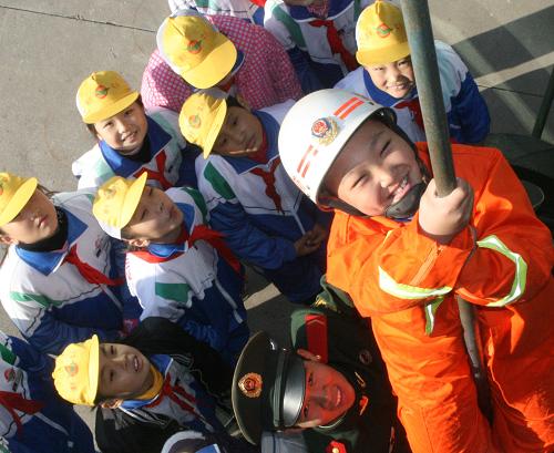 11月8日,山東博興縣實(shí)驗(yàn)小學(xué)學(xué)生在該縣消防警營體驗(yàn)爬單桿。當(dāng)日,多地舉行消防演練及宣傳活動(dòng),迎接11月9日全國消防日。新華社發(fā)(陳彬 攝)