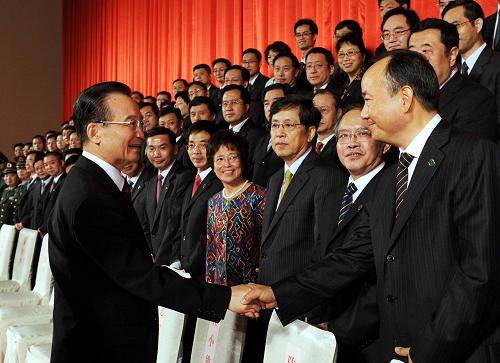 11月13日,中共中央政治局常委、國(guó)務(wù)院總理溫家寶在澳門親切會(huì)見中央駐澳門機(jī)構(gòu)和主要中資機(jī)構(gòu)負(fù)責(zé)人,同大家合影留念,并作重要講話。 新華社記者 饒愛民 攝