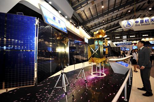 這是展出的東方紅四號通信衛(wèi)星平臺模型(11月16日攝)。新華社記者 梁旭 攝