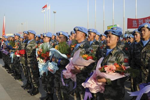 11月19日,在西安咸陽國際機場,即將出征的赴剛果(金)維和部隊官兵整裝待發(fā)。新華社發(fā)(武國強 攝)