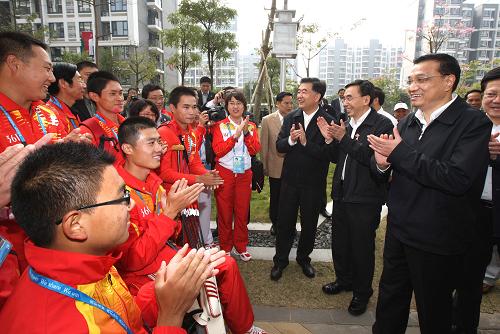 12月12日至13日,中共中央政治局常委、國務(wù)院副總理李克強(qiáng)在廣東考察。這是12月13日,李克強(qiáng)在亞運(yùn)城考察時(shí),走到殘疾人運(yùn)動(dòng)員中間,詢問他們參賽準(zhǔn)備情況,為他們鼓勁加油。新華社記者姚大偉攝